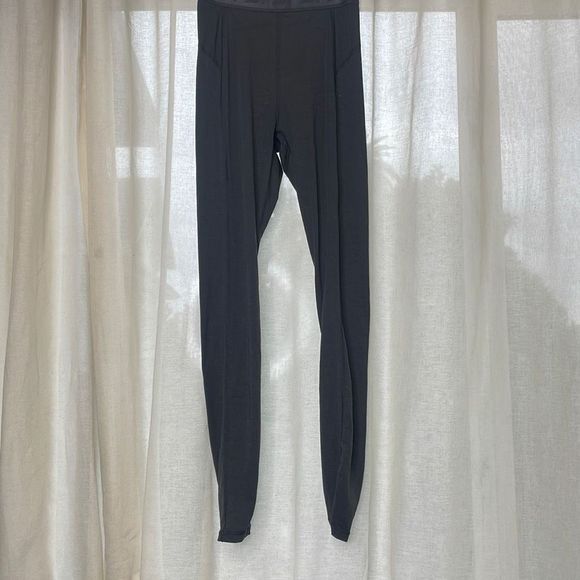 Fabletics ULTRA HIGHWAISTED WOOL BASELAYER LEGGING SHORT XXS/0-2 - Picture 1 of 9